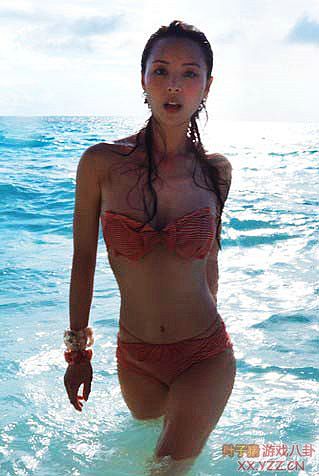 女星胸部不大没身材硬穿泳衣