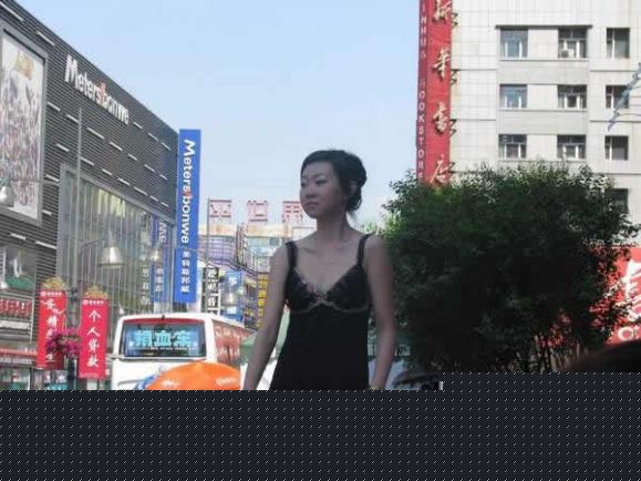 某市亚泰富苑内衣秀 亮瞎你的眼（图）