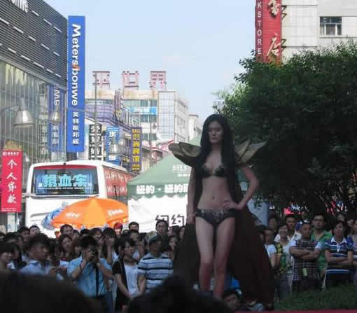 某市亚泰富苑内衣秀 亮瞎你的眼（图）