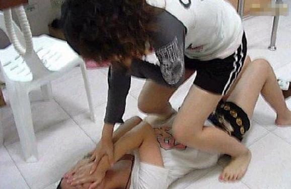 野蛮女人街头打架 发飙野蛮女人惹不起（图）