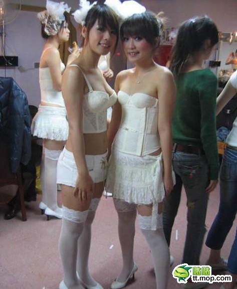演出后台束胸美女 太放纵了吧！